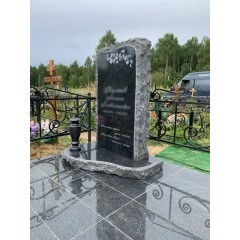 Мемориальный комплекс с массивным гранитным цоколем