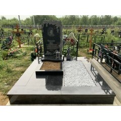 Художественный памятник из черного гранита с резным деревом