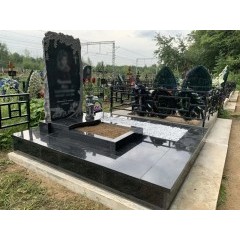 Одиночный памятник с цветным портретом и засыпкой крошкой