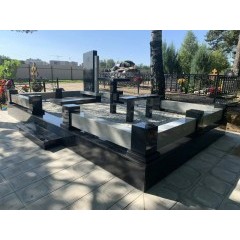 Масштабный архитектурный мемориал из комбинированного гранита со строгой геометрией