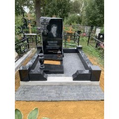 Оригинальный мемориальный комплекс из черного гранита с природным сколом и брусчаткой