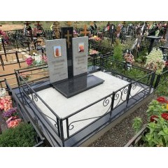 Комбинированный семейный мемориал «Триптих» со светлым мощением и кованой оградой