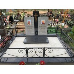 Комбинированный семейный мемориал со светлым мощением и кованой оградой
