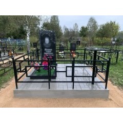 Строгий мемориальный комплекс из черного гранита с резным крестом и геометричной оградой