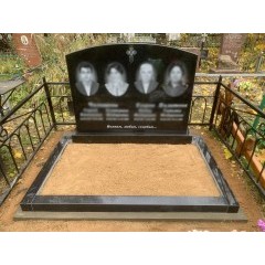 Широкий семейный памятник из черного гранита на четыре захоронения