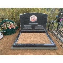 Горизонтальный семейный памятник из черного гранита с природной фактурой «Скала»