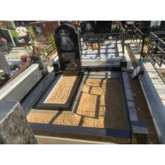 Классический вертикальный памятник из черного гранита с монументальным цоколем