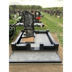 Асимметричный мемориальный комплекс из черного гранита с фигурным надгробием и брусчаткой