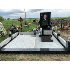 Элитный комбинированный мемориальный комплекс со строгой геометрией и декоративной крошкой