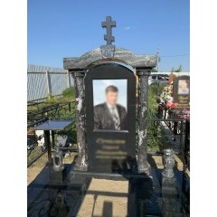 Элитный мемориальный комплекс «Часовня» из комбинированного гранита с зеркальным подиумом