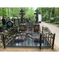 Парный мемориальный комплекс с православными крестами из коричневого гранита