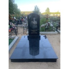 Классический памятник из черного гранита с полным зеркальным мощением участка
