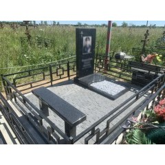 Лаконичный мемориальный комплекс из черного гранита с гранитной скамьей и геометричной оградой