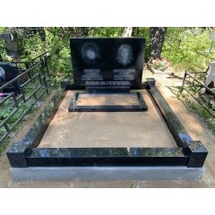 Строгий горизонтальный семейный памятник с массивным гранитным цоколем