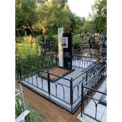 Современный комбинированный памятник из двух видов гранита с накладной рамкой