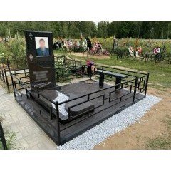 Современный комбинированный памятник из двух видов гранита с ведомственной эмблемой