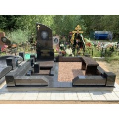Премиальный комбинированный мемориал с массивным цоколем и гранитной скамьей