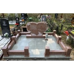 Романтичный мемориальный комплекс «Сердце» с резными голубями и сплошным мощением