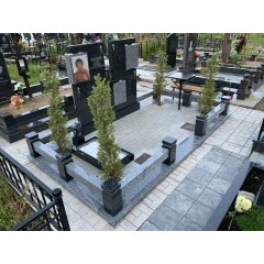 Масштабный современный мемориальный комплекс с комбинированным цоколем и озеленением