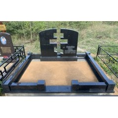 Оригинальный парный памятник из черного гранита со сквозным крестом (крест на просвет)