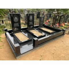 Тройной семейный мемориальный комплекс из черного гранита с гранитным подиумом