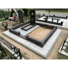 Монументальный семейный комплекс из коричневого гранита с подготовленным участком