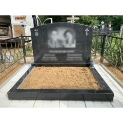 Классический семейный памятник из черного гранита с широким цветником