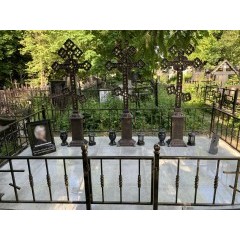 Элитный семейный комплекс с тремя ажурными крестами и светлым гранитным подиумом