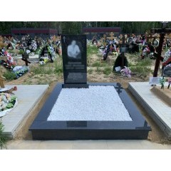 Строгий мемориальный комплекс с асимметричной стелой и засыпкой мраморной крошкой