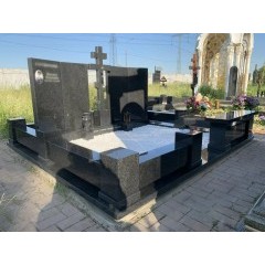 Монументальный комплекс-триптих из черного гранита с центральным крестом и встроенной скамьей