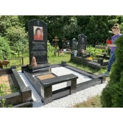 Выразительный мемориальный комплекс с постаментом-книгой и встроенной скамьей