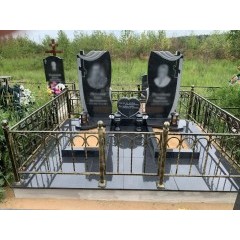 Парный мемориальный комплекс с резной драпировкой, гранитным сердцем и сплошным мощением