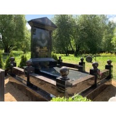 Элитный мемориальный комплекс-часовня с гранитными шарами и золотой гравировкой