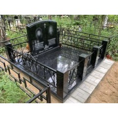 Благородный семейный мемориал со сплошным гранитным мощением и комбинированной оградой