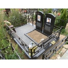 Благородный парный мемориал из черного гранита с геометрической оградой и мощением