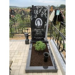 Резной памятник «Береза» из черного гранита с православным крестом и светлым благоустройством