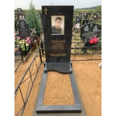 Вертикальный памятник из черного гранита с золотой гравировкой и нишей под портрет