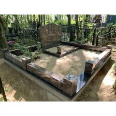 Горизонтальный мемориальный комплекс из коричневого гранита с массивным цоколем