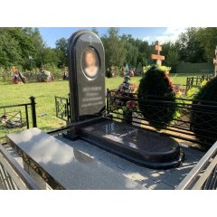 Мемориальный комплекс с округлой стелой и надгробной плитой «Carpe diem»