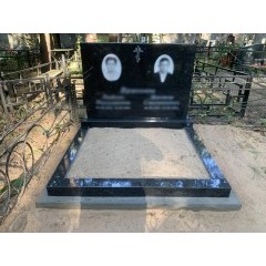 Классический горизонтальный семейный памятник из черного гранита