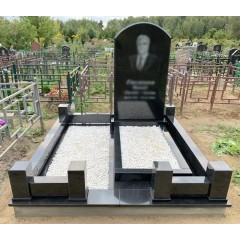 Современный вертикальный памятник из черного гранита с белоснежной отсыпкой