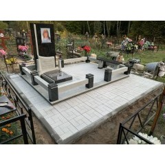 Многоуровневый мемориальный комплекс в комбинированном граните с расширенным подиумом