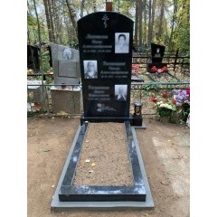 Семейный вертикальный мемориал из черного гранита на три захоронения с открытым цветником