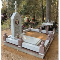 Светлый мемориальный комплекс в неоклассическом стиле с резным крестом и комбинированным цоколем