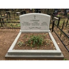 Семейный горизонтальный памятник из светлого гранита с открытым цветником