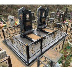 Благородный памятник из темного гранита со светлым мощением и геометрической оградой