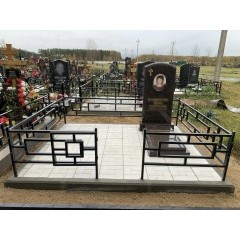 Благородный памятник из темного гранита со светлым мощением и геометрической оградой