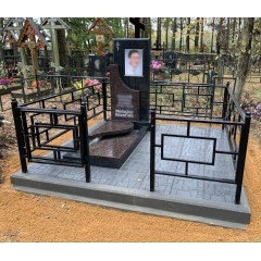 Эксклюзивный асимметричный мемориал из комбинированного гранита с геометрической оградой