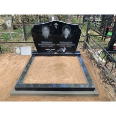 Классический семейный мемориал «Волна» из черного гранита с открытым цветником