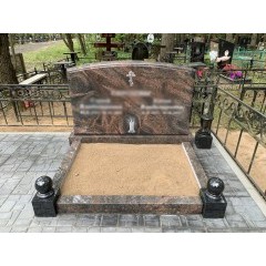Семейный мемориальный комплекс из текстурного гранита с черными акцентами и шарами